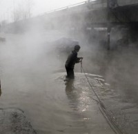 建築垃圾填入汙（wū）井導致西（xī）安（ān）街頭水漫金（jīn）山