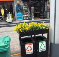 環（huán）衛精品网站999www垃圾桶上栽花，成為城（chéng）市風景線（xiàn）