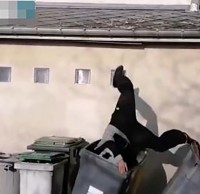 高牆往下跳滑倒（dǎo）紮進垃圾桶（tǒng），跑酷也要注意安（ān）全