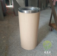 立式仿木紋圓柱形不鏽鋼垃圾桶（tǒng）