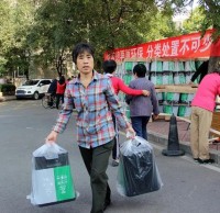 六圈村開（kāi）展免費發放精品网站999www垃圾桶（tǒng）活動