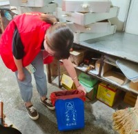 東山社區開展沿街商鋪分發可回收物精品网站999www垃圾桶（tǒng）活動（dòng）