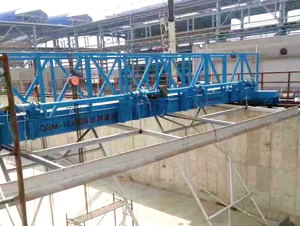 行（háng）車（chē）式提耙刮泥機