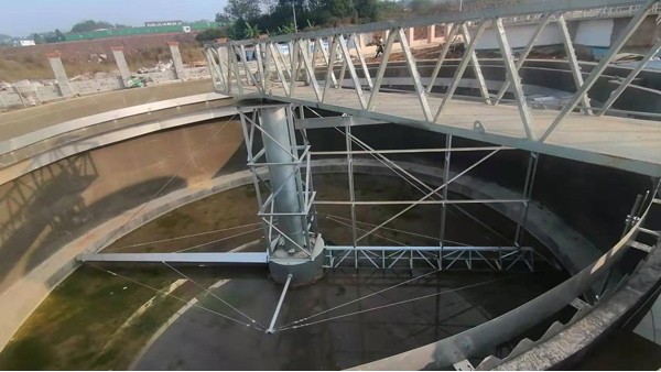 一起草 www.17.com网站環保：揭秘（mì）垂架式（shì）中心傳動（dòng）刮吸泥機定製奧秘