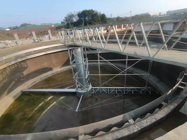 襄（xiāng）綠環保：揭秘垂架式中（zhōng）心傳動刮吸泥（ní）機定（dìng）製奧秘