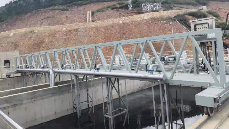 簡單（dān）操作的行車式吸泥機——襄（xiāng）綠環保吸泥機