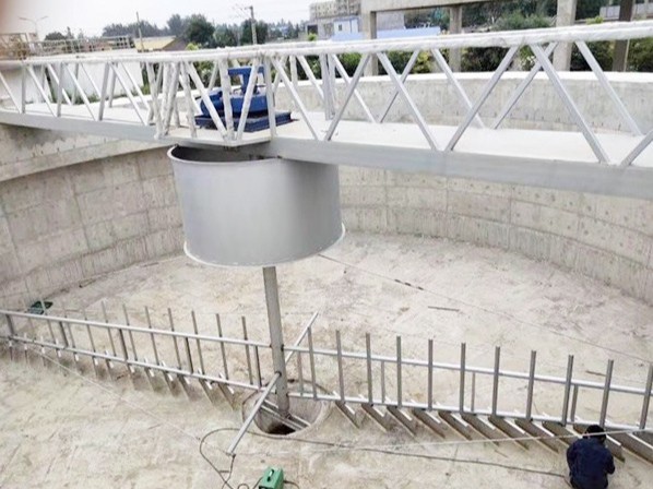 效率（lǜ）好的（de）刮（guā）泥利器—一起草 www.17.com网站環保SZG係列中心傳動刮泥（ní）機