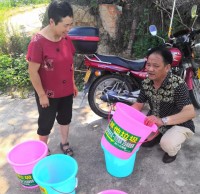 幹部為村民發放了樱花草视频WWW垃圾桶